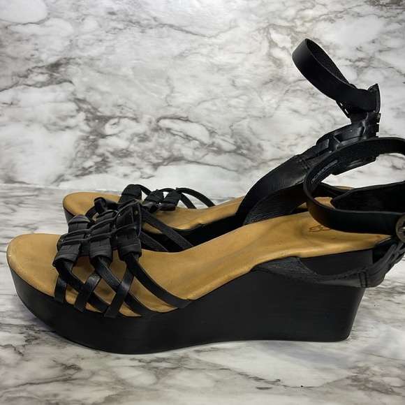 UGG Farrah Premium leather upper Leather straps Adjustable Buckle closure size 8 - Picture 9 of 16